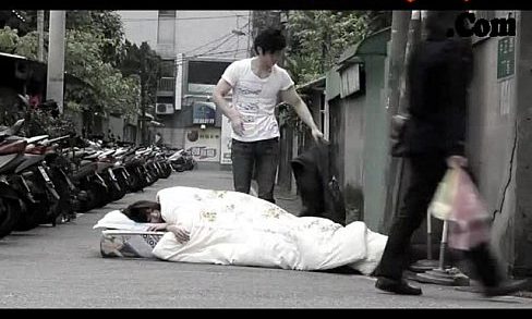 ญี่ปุ่น เห็นสาวนอนนอนขวางทางอยู่กลางถนน ชายโสดแผนสูงสวมรอยนอนด้วยแล้วเย็ดหีสาวฟรีๆซะเลย ไม่แคร์สายตาคนอื่นแล้ว